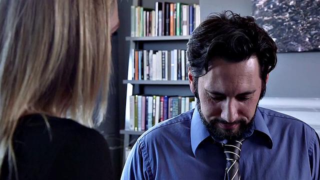 привязанная шлюшка: лижет киску, пока её трахают