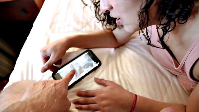 милфа с большими сиськами трахается в миссионерской позе