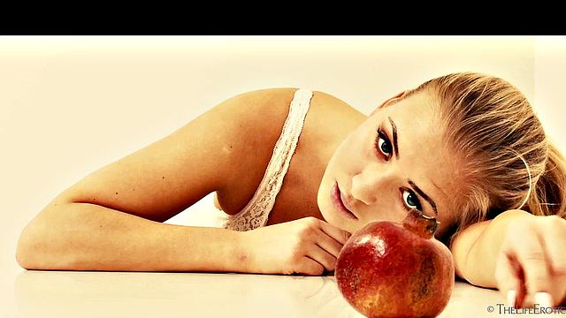 жаркая волосатая милфа мастурбирует не сдерживая стоны