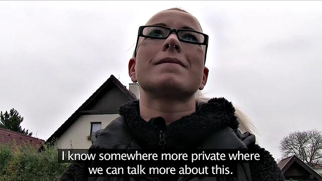 блондинка в очках сосёт и трахается на улице после рабочих фантазий