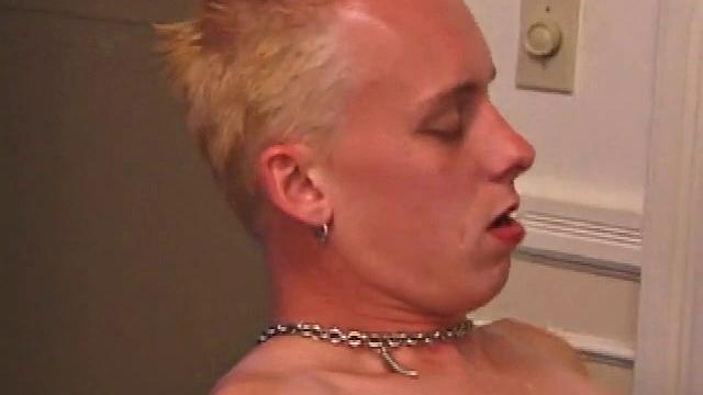 жаркий трах двух парней: страстные поцелуи, римминг и дикий наезд