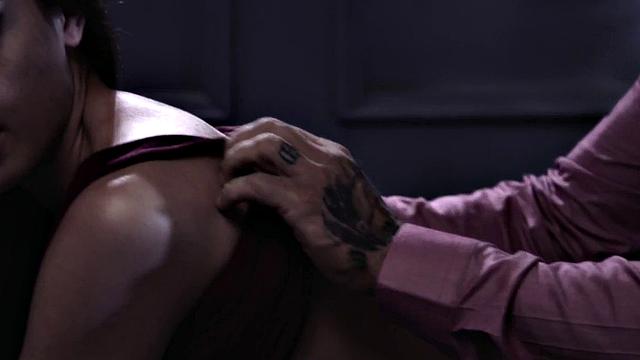 жадная брюнетка глубоко сосет и жёстко скачет сверху