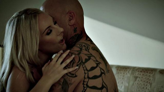 мамка с сиськами решила не париться и тут же раздвинула для друга