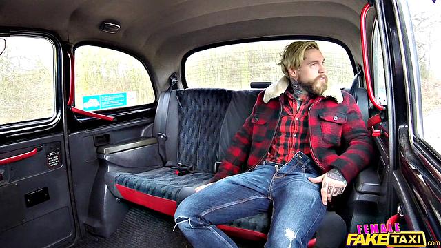 Tourist pays taxi fare with a hot cumshot in reverse cowgirl and doggystyle