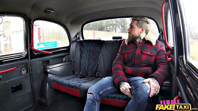 Tourist pays taxi fare with a hot cumshot in reverse cowgirl and doggystyle