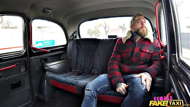 Tourist pays taxi fare with a hot cumshot in reverse cowgirl and doggystyle