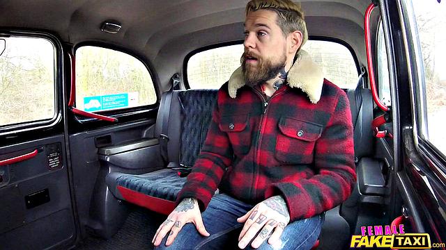 Tourist pays taxi fare with a hot cumshot in reverse cowgirl and doggystyle