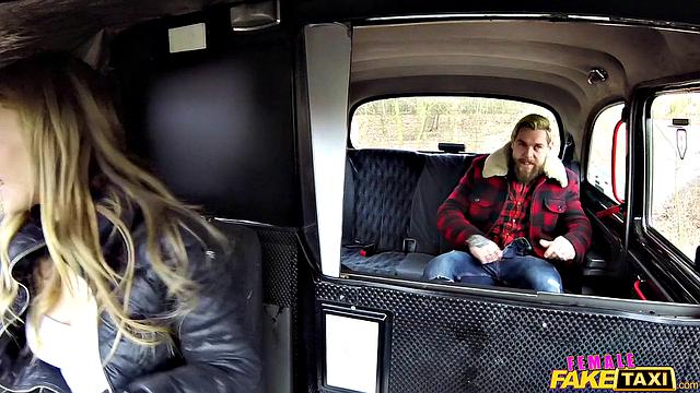 Tourist pays taxi fare with a hot cumshot in reverse cowgirl and doggystyle