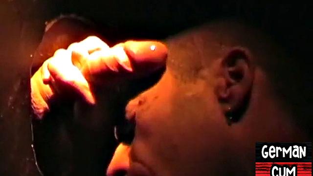 немецкий красавчик сосёт член в глорихоле и ловит сочный фэйсит