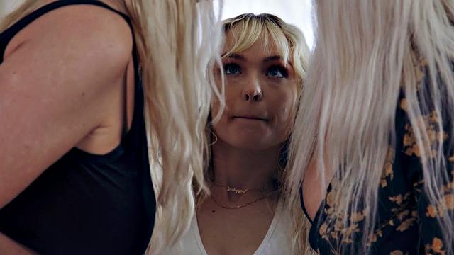 Две зрелые соблазняют лесбиянку: кунилингус и пальчики в тройке