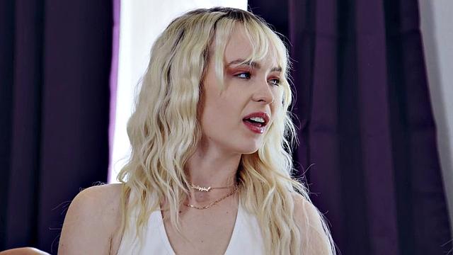 21yo lesbo babe pussy eaten and fingered by MILFs in threesome