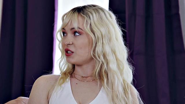 21yo lesbo babe pussy eaten and fingered by MILFs in threesome