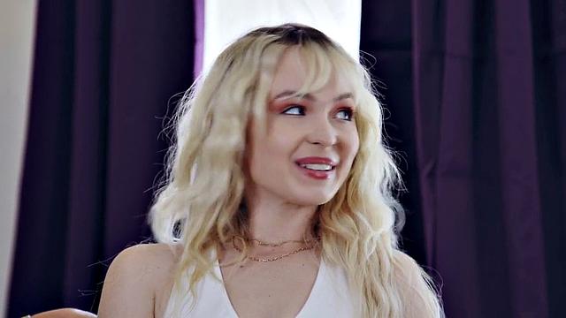 21yo lesbo babe pussy eaten and fingered by MILFs in threesome