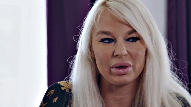 21yo lesbo babe pussy eaten and fingered by MILFs in threesome