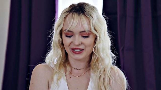 21yo lesbo babe pussy eaten and fingered by MILFs in threesome