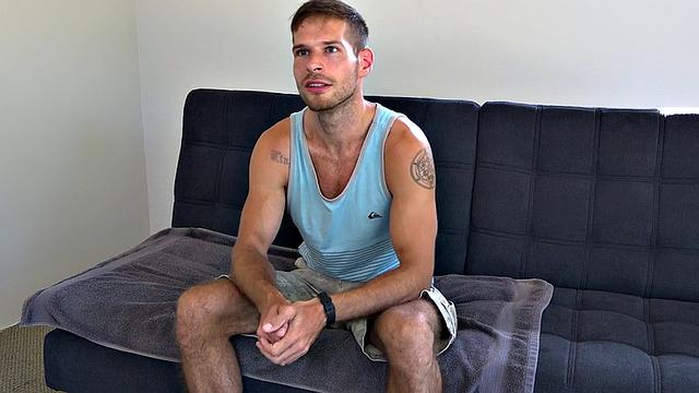 Amateur solo jock jerks rod on casting after interview