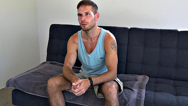 Amateur solo jock jerks rod on casting after interview
