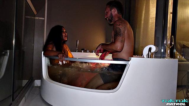 грудастая Яя из Бангкока катается на тук-туке и на члене