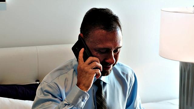 зрелая шлюха Виктория Вейл давит грудью и разносит хуй клиенту за деньги