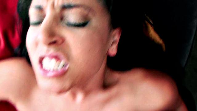 смотри, как латинка трахается во всех комнатах