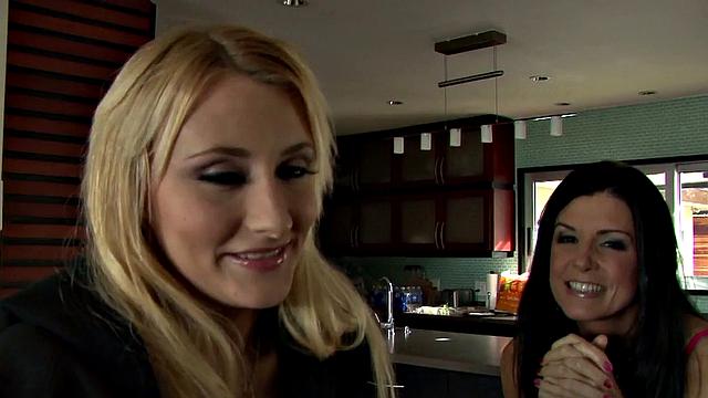 зрелые с пышной грудью дразнят в кружевном белье