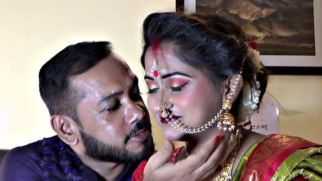 Индийская жена сходит с ума от страстного секса и жадного куннилингуса в первую брачную ночь