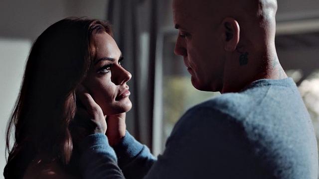 лысый отчим жарит взрослую падчерицу с бритой киской в миссионерской