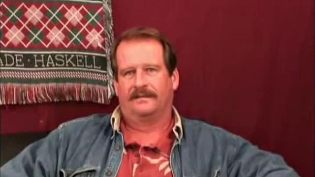 смотри, как зрелая руками доводит до мощного оргазма