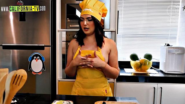 Clara Wellen, Brazilian influencer, caught opening the door naked for a motorcycle courier