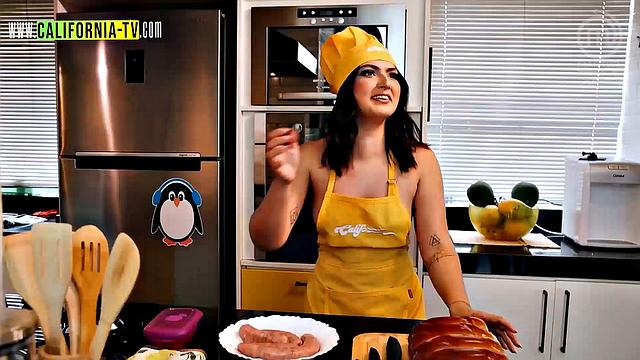 Clara Wellen, Brazilian influencer, caught opening the door naked for a motorcycle courier