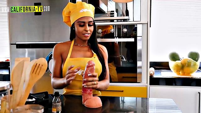 Clara Wellen, Brazilian influencer, caught opening the door naked for a motorcycle courier