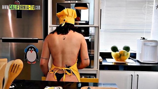 Clara Wellen, Brazilian influencer, caught opening the door naked for a motorcycle courier