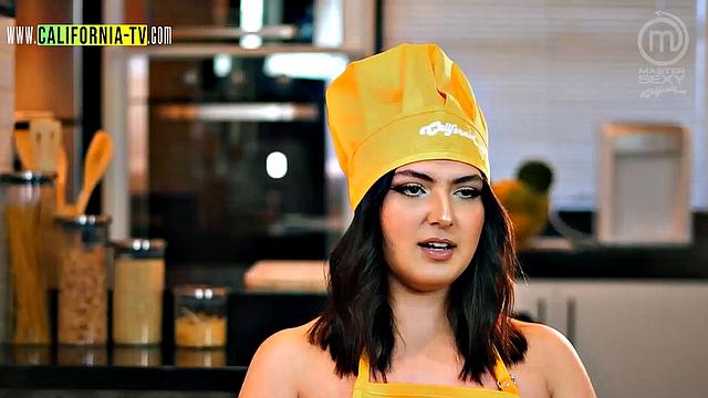 Clara Wellen, Brazilian influencer, caught opening the door naked for a motorcycle courier