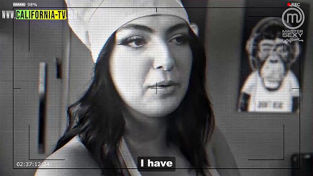 Clara Wellen, Brazilian influencer, caught opening the door naked for a motorcycle courier