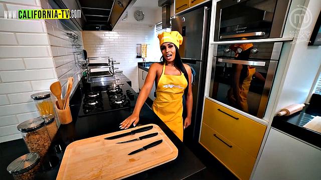 Clara Wellen, Brazilian influencer, caught opening the door naked for a motorcycle courier