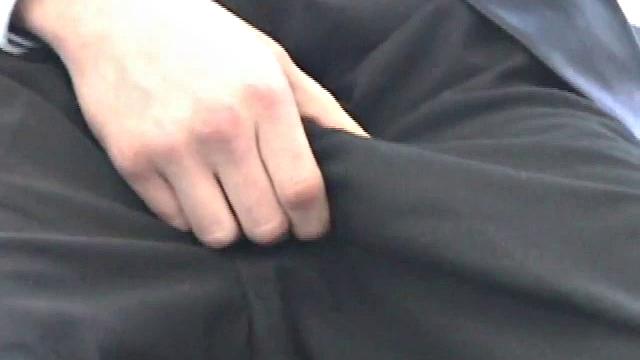 Даррел дрочит свой большой член на камеру для геев зрителей.