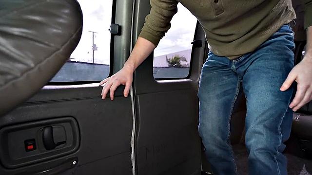 гетеро парень трахает мужика в фургоне на улице