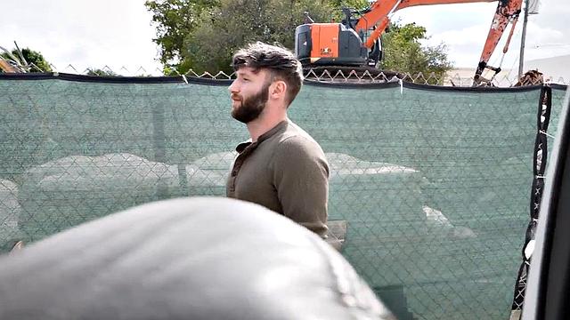 гетеро парень трахает мужика в фургоне на улице