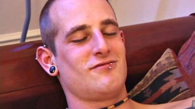 Torque с жадностью сосёт у Jake и глотает сперму до капли