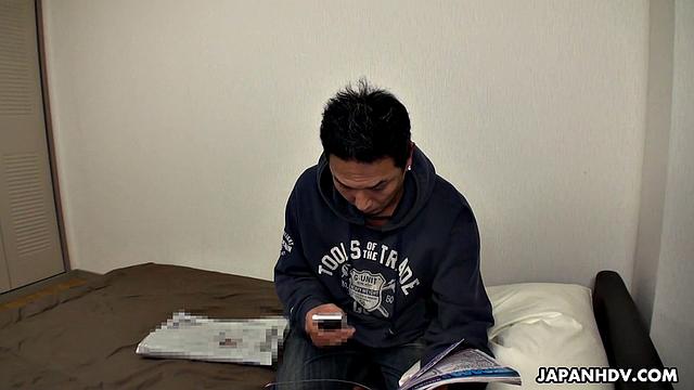 стройная азиатская малышка делает глубокий минет и получает кончание внутрь