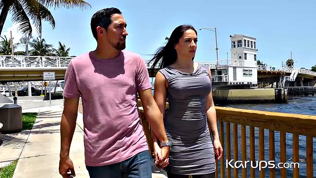 Шина Райдер сосет и трахается с мужиком на камеру.