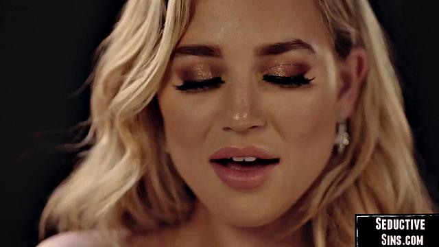 Сиськи на стол, романтика в постели - блондинка не устояла перед своим парнем.