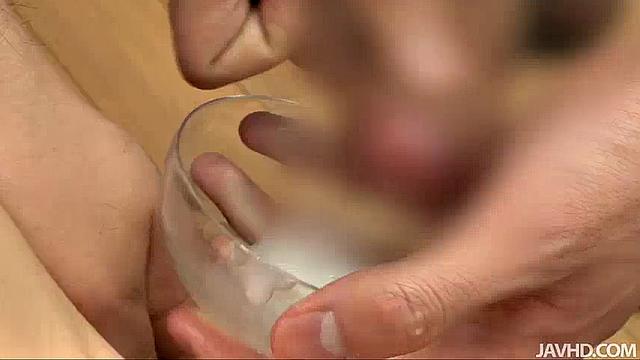 マイクロビキニのギャルにザーメン注入！