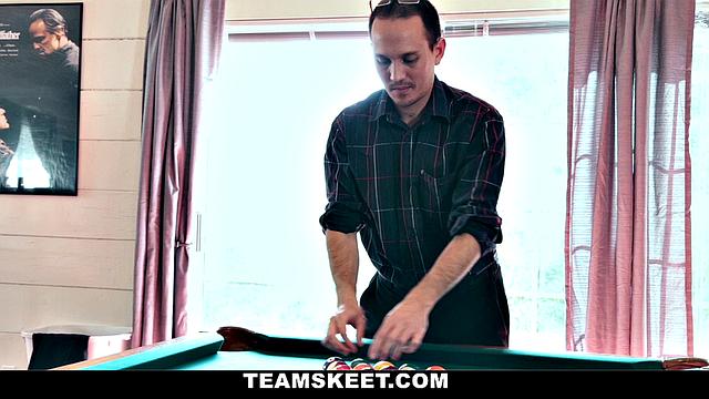 блондинка шутит с киями и отчимом на бильярде