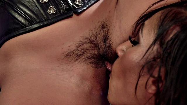 азиатская госпожа заставляет свою рабыню кончать от игрушек