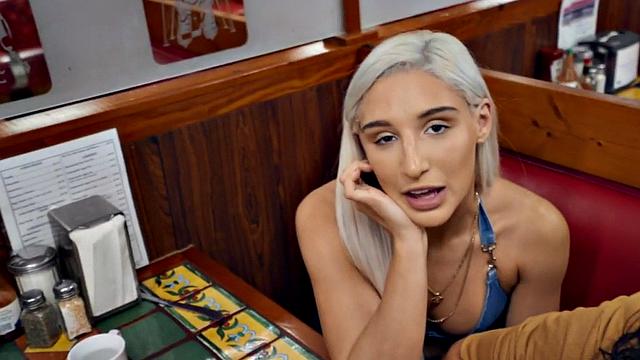 блондинка получает кунилингус и жёстко трахается в ванной