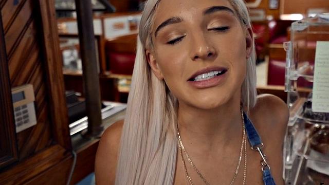 блондинка получает кунилингус и жёстко трахается в ванной