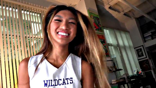 стройная азиатская чирлидерша дрочит член масляными руками в pov