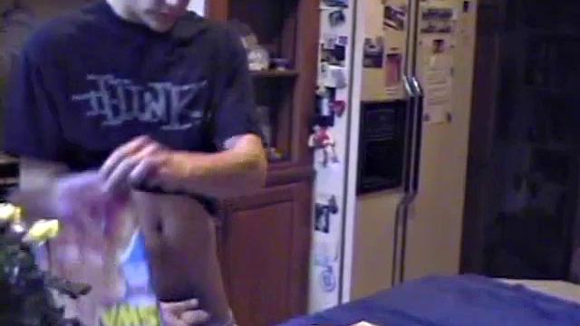 Гей-любитель Рик дрочит и кончает на камеру.