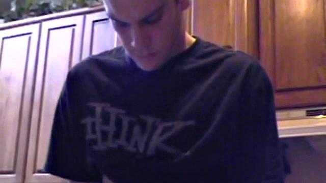 Гей-любитель Рик дрочит и кончает на камеру.